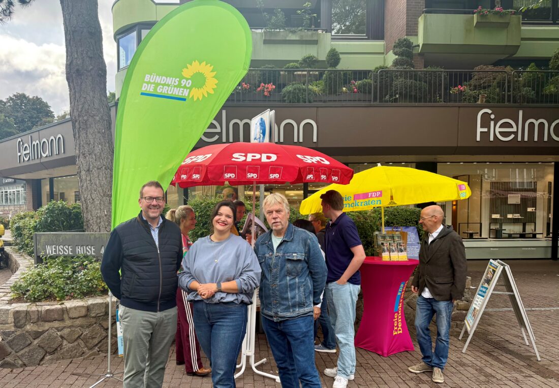 Am Infostand in Volksdorf, Finn Ole Ritter, Hannah Schneehage und Uwe Halfpap