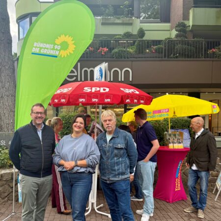 Am Infostand in Volksdorf, Finn Ole Ritter, Hannah Schneehage und Uwe Halfpap